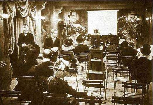 В «Гранд-кафе» на бульваре Капуцинов прошел первый сеанс синематографа братьев Люмьер